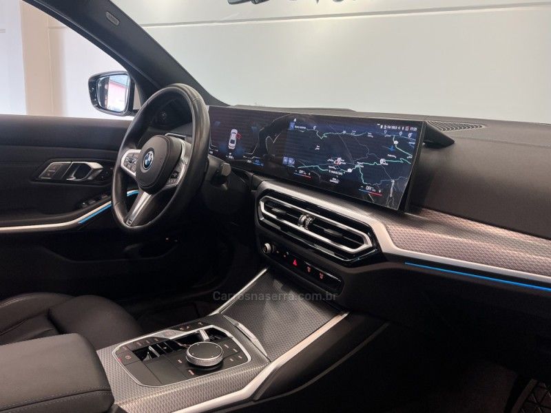 BMW 330E 2.0 M SPORT 16V TURBO HÍBRIDO 2023/2024 ÓTIMA CAR FLORES DA CUNHA / Carros no Vale