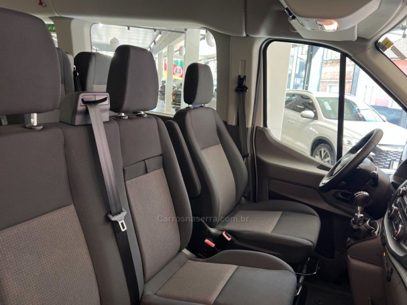FORD TRANSIT 2.2 PASSAGEIRO TURBO 3P 2022/2023 ÓTIMA CAR FLORES DA CUNHA / Carros no Vale