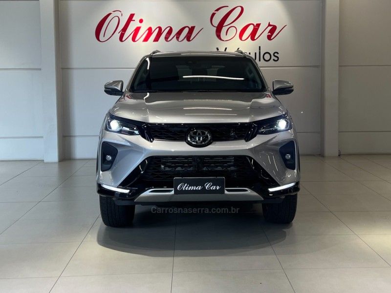 TOYOTA HILUX SW4 2.8 4X4 SRX PLATINUM TURBO 7 LUGARES 2024/2024 ÓTIMA CAR FLORES DA CUNHA / Carros no Vale