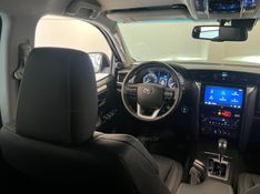 TOYOTA HILUX SW4 2.8 4X4 SRX PLATINUM TURBO 7 LUGARES 2024/2024 ÓTIMA CAR FLORES DA CUNHA / Carros no Vale