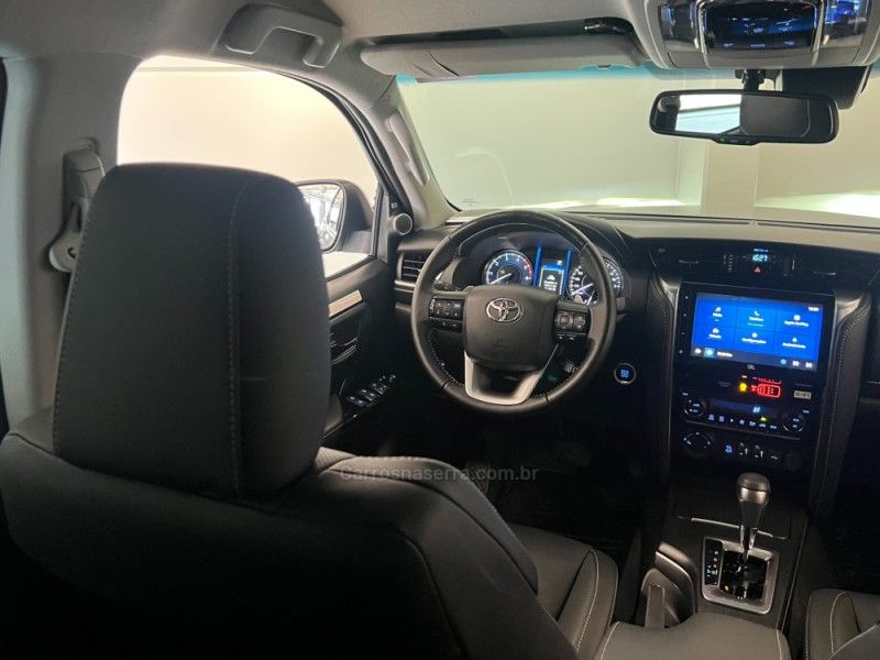 TOYOTA HILUX SW4 2.8 4X4 SRX PLATINUM TURBO 7 LUGARES 2024/2024 ÓTIMA CAR FLORES DA CUNHA / Carros no Vale