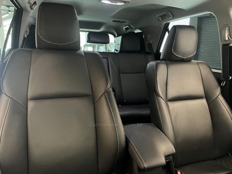 TOYOTA HILUX SW4 2.8 4X4 SRX PLATINUM TURBO 7 LUGARES 2024/2024 ÓTIMA CAR FLORES DA CUNHA / Carros no Vale