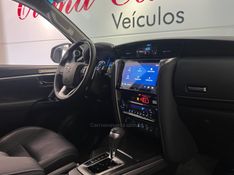 TOYOTA HILUX SW4 2.8 4X4 SRX PLATINUM TURBO 7 LUGARES 2024/2024 ÓTIMA CAR FLORES DA CUNHA / Carros no Vale