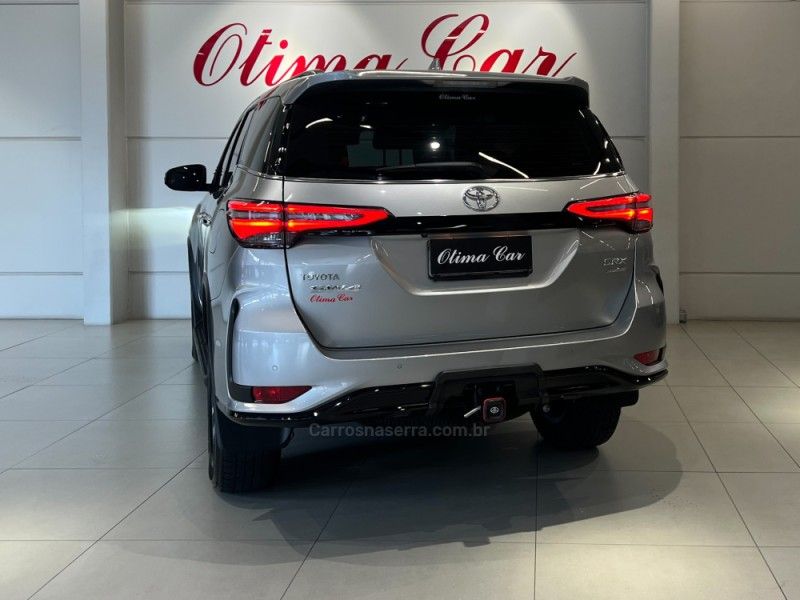 TOYOTA HILUX SW4 2.8 4X4 SRX PLATINUM TURBO 7 LUGARES 2024/2024 ÓTIMA CAR FLORES DA CUNHA / Carros no Vale TOYOTA HILUX SW4 2.8 4X4 SRX PLATINUM TURBO 7 LUGARES 2024/2024 ÓTIMA CAR FLORES DA CUNHA / Carros no Vale
