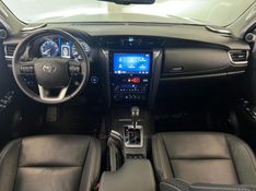 TOYOTA HILUX SW4 2.8 4X4 SRX PLATINUM TURBO 7 LUGARES 2024/2024 ÓTIMA CAR FLORES DA CUNHA / Carros no Vale