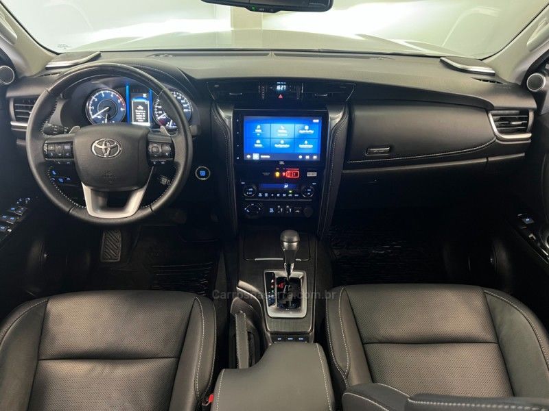 TOYOTA HILUX SW4 2.8 4X4 SRX PLATINUM TURBO 7 LUGARES 2024/2024 ÓTIMA CAR FLORES DA CUNHA / Carros no Vale TOYOTA HILUX SW4 2.8 4X4 SRX PLATINUM TURBO 7 LUGARES 2024/2024 ÓTIMA CAR FLORES DA CUNHA / Carros no Vale