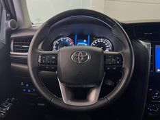 TOYOTA HILUX SW4 2.8 4X4 SRX PLATINUM TURBO 7 LUGARES 2024/2024 ÓTIMA CAR FLORES DA CUNHA / Carros no Vale