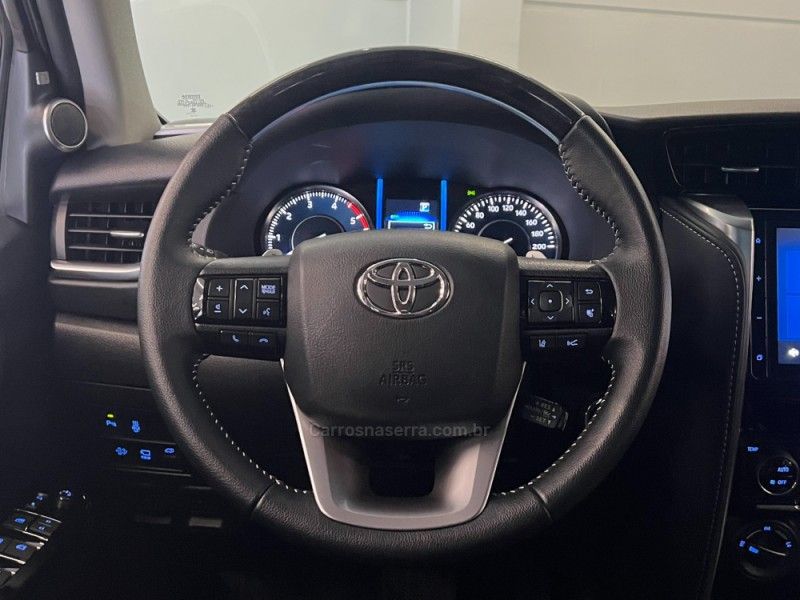 TOYOTA HILUX SW4 2.8 4X4 SRX PLATINUM TURBO 7 LUGARES 2024/2024 ÓTIMA CAR FLORES DA CUNHA / Carros no Vale TOYOTA HILUX SW4 2.8 4X4 SRX PLATINUM TURBO 7 LUGARES 2024/2024 ÓTIMA CAR FLORES DA CUNHA / Carros no Vale