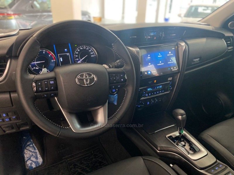 TOYOTA HILUX SW4 2.8 4X4 SRX PLATINUM TURBO 2025/2026 ÓTIMA CAR FLORES DA CUNHA / Carros no Vale