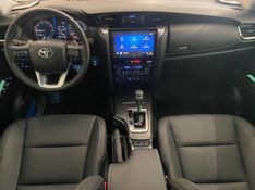 TOYOTA HILUX SW4 2.8 4X4 SRX PLATINUM TURBO 2025/2026 ÓTIMA CAR FLORES DA CUNHA / Carros no Vale