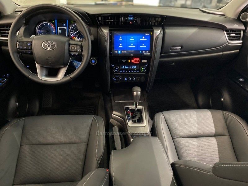 TOYOTA HILUX SW4 2.8 4X4 SRX PLATINUM TURBO 2025/2026 ÓTIMA CAR FLORES DA CUNHA / Carros no Vale