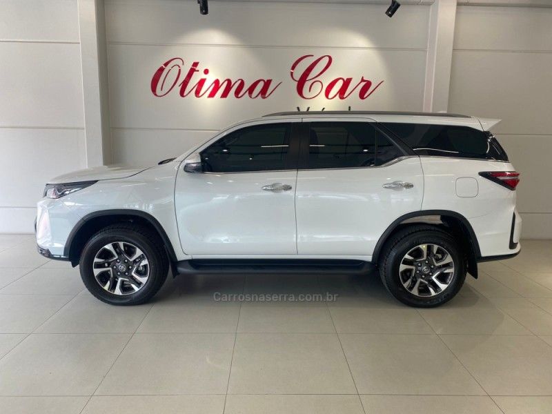 TOYOTA HILUX SW4 2.8 4X4 SRX PLATINUM TURBO 2025/2026 ÓTIMA CAR FLORES DA CUNHA / Carros no Vale