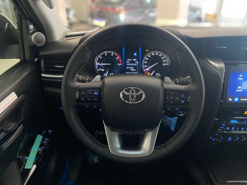 TOYOTA HILUX SW4 2.8 4X4 SRX PLATINUM TURBO 2025/2026 ÓTIMA CAR FLORES DA CUNHA / Carros no Vale