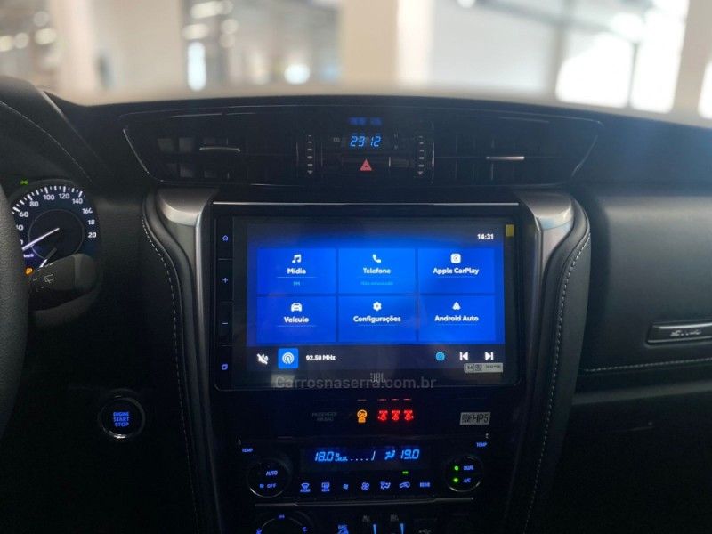 TOYOTA HILUX SW4 2.8 4X4 SRX PLATINUM TURBO 2025/2026 ÓTIMA CAR FLORES DA CUNHA / Carros no Vale