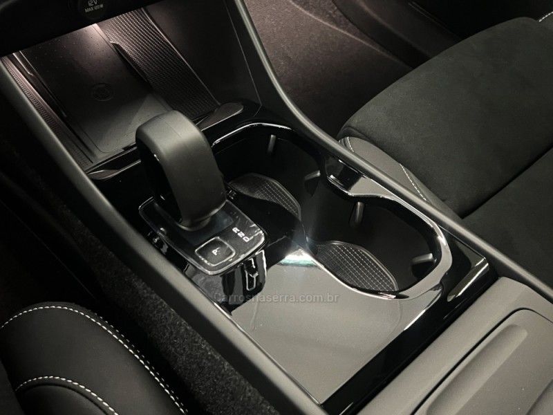 VOLVO EC40 BLACK EDITION ULTRA P8 ELÉTRICO 2025/2026 ÓTIMA CAR FLORES DA CUNHA / Carros no Vale