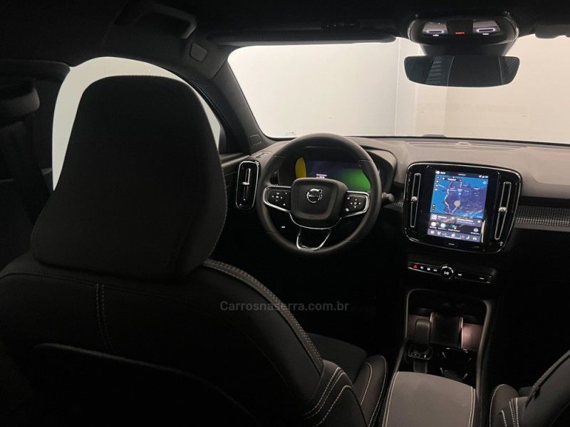 VOLVO EC40 BLACK EDITION ULTRA P8 ELÉTRICO 2025/2026 ÓTIMA CAR FLORES DA CUNHA / Carros no Vale