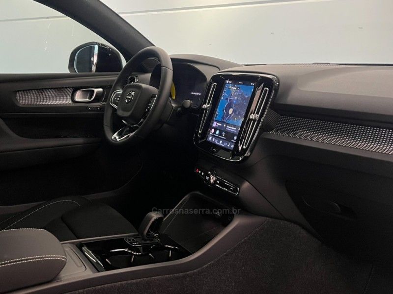 VOLVO EC40 BLACK EDITION ULTRA P8 ELÉTRICO 2025/2026 ÓTIMA CAR FLORES DA CUNHA / Carros no Vale