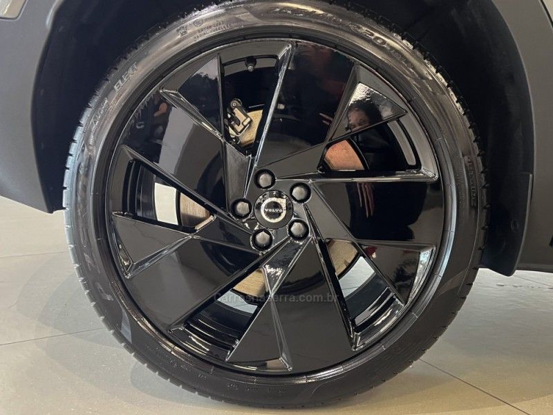 VOLVO EC40 BLACK EDITION ULTRA P8 ELÉTRICO 2025/2026 ÓTIMA CAR FLORES DA CUNHA / Carros no Vale