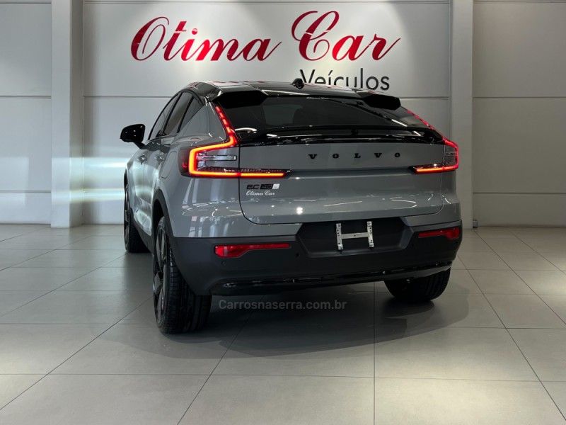 VOLVO EC40 BLACK EDITION ULTRA P8 ELÉTRICO 2025/2026 ÓTIMA CAR FLORES DA CUNHA / Carros no Vale