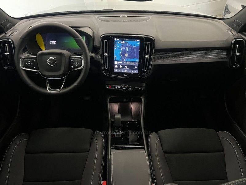 VOLVO EC40 BLACK EDITION ULTRA P8 ELÉTRICO 2025/2026 ÓTIMA CAR FLORES DA CUNHA / Carros no Vale