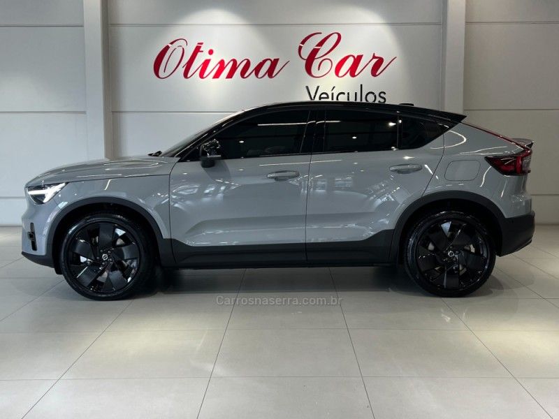 VOLVO EC40 BLACK EDITION ULTRA P8 ELÉTRICO 2025/2026 ÓTIMA CAR FLORES DA CUNHA / Carros no Vale