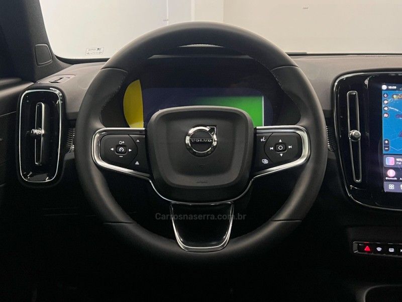 VOLVO EC40 BLACK EDITION ULTRA P8 ELÉTRICO 2025/2026 ÓTIMA CAR FLORES DA CUNHA / Carros no Vale