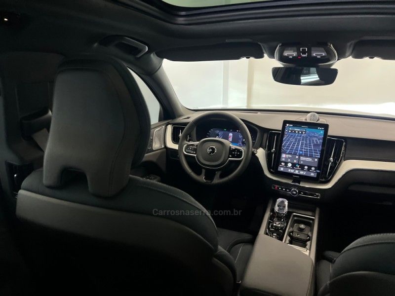 VOLVO XC60 2.0 T8 ULTRA DARK AWD HÍBRIDO 2025/2026 ÓTIMA CAR FLORES DA CUNHA / Carros no Vale
