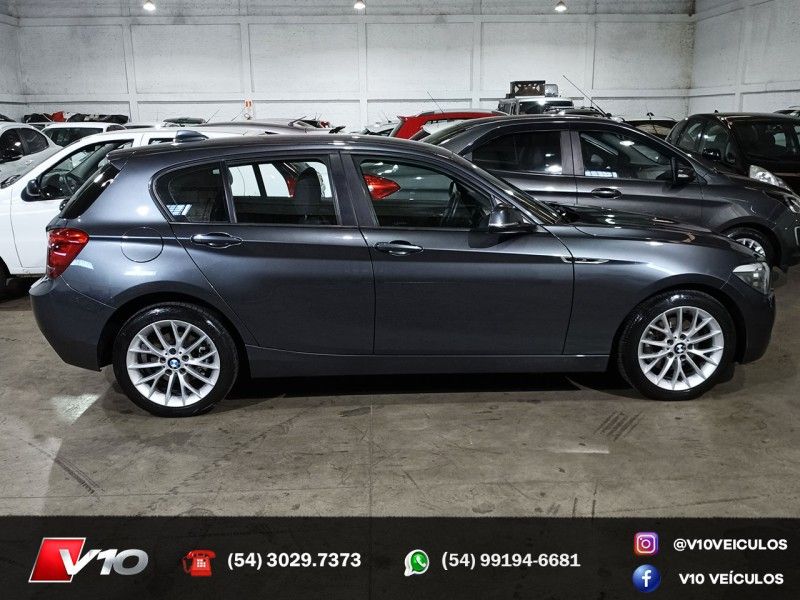 BMW 118I 1.6 URBAN LINE 16V TURBO 2013/2014 V10 VEÍCULOS CAXIAS DO SUL / Carros no Vale