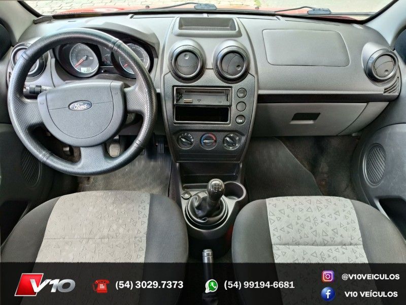 FORD FIESTA 1.6 MPI SEDAN 8V 2010/2011 V10 VEÍCULOS CAXIAS DO SUL / Carros no Vale