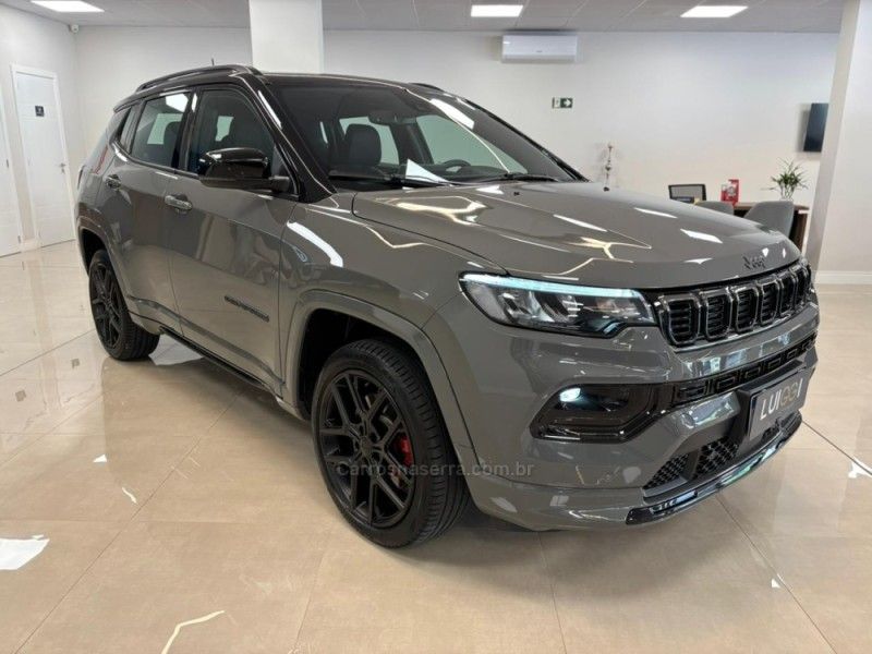 JEEP COMPASS 2.0 BLACKHAWK 4 TURBO 2025/2026 LUIGGI AUTOMÓVEIS CARLOS BARBOSA / Carros no Vale
