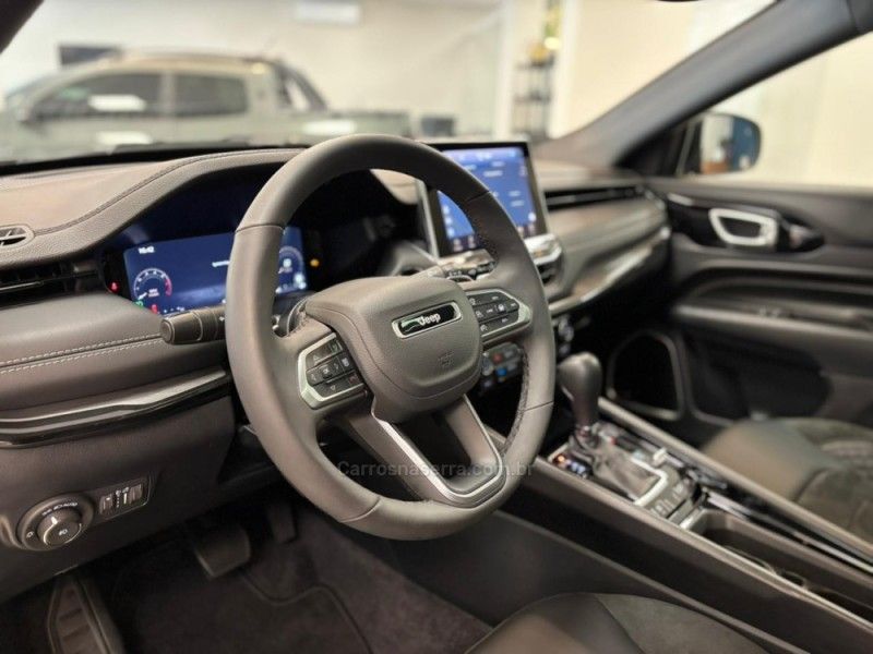 JEEP COMPASS 2.0 BLACKHAWK 4 TURBO 2025/2026 LUIGGI AUTOMÓVEIS CARLOS BARBOSA / Carros no Vale