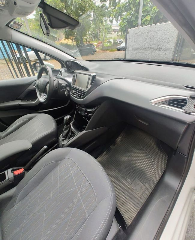 Peugeot 208 Griffe 1.6 16V Mec. 2014/2015 RENNER AUTOMÓVEIS LAJEADO / Carros no Vale