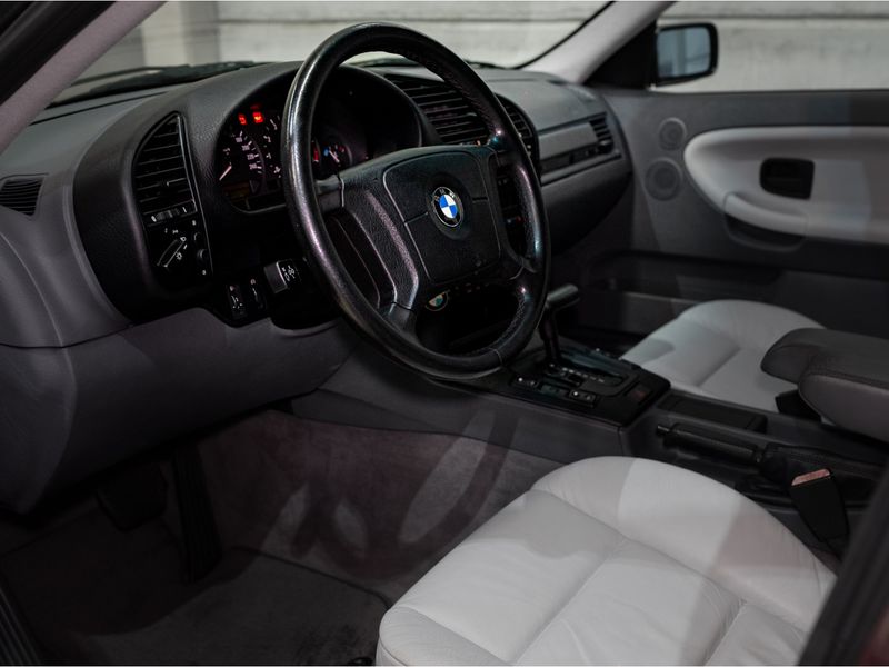 BMW 328i 2.8 SEDAN 24V 1996/1996 PASTORE CAR COLLECTION BENTO GONÇALVES / Carros no Vale