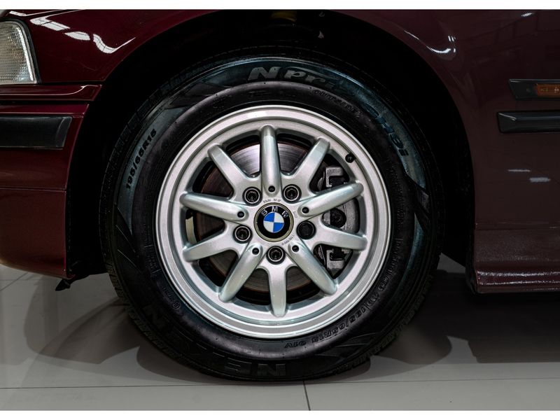 BMW 328i 2.8 SEDAN 24V 1996/1996 PASTORE CAR COLLECTION BENTO GONÇALVES / Carros no Vale