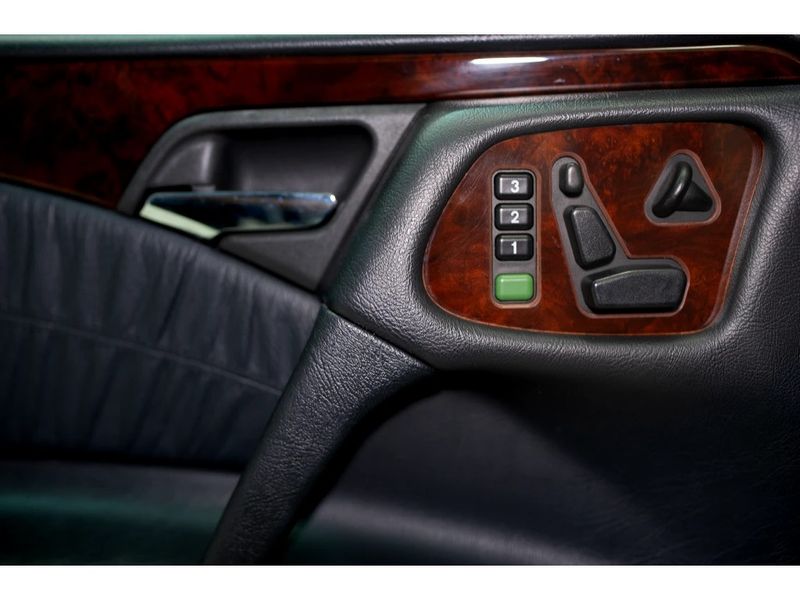 MERCEDES-BENZ E 430 4.3 ELEGANCE V8 1999/1999 PASTORE CAR COLLECTION BENTO GONÇALVES / Carros no Vale MERCEDES-BENZ E 430 4.3 ELEGANCE V8 1999/1999 PASTORE CAR COLLECTION BENTO GONÇALVES / Carros no Vale