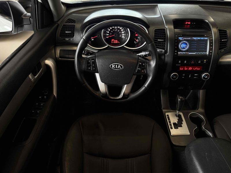 KIA SORENTO 2.4 EX2 4X2 16V 2011/2012 LEHMEN VEÍCULOS VENÂNCIO AIRES / Carros no Vale