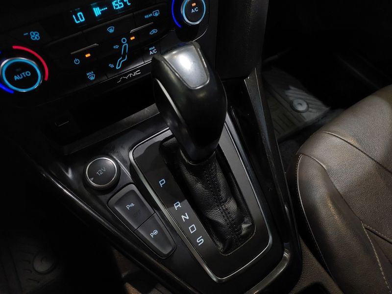 Ford FOCUS 2.0 TITANIUM PLUS 16V FLEX 4P POWERSHIFT 2016/2016 BETIOLO NOVOS E SEMINOVOS LAJEADO / Carros no Vale