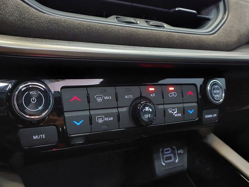 JEEP COMMANDER 1.3 T270 TURBO FLEX OVERLAND AT6 2025/2026 BETIOLO NOVOS E SEMINOVOS LAJEADO / Carros no Vale