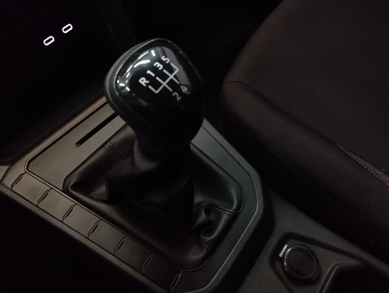 Volkswagen POLO 1.0 MPI TRACK MANUAL 2024/2025 BETIOLO NOVOS E SEMINOVOS LAJEADO / Carros no Vale