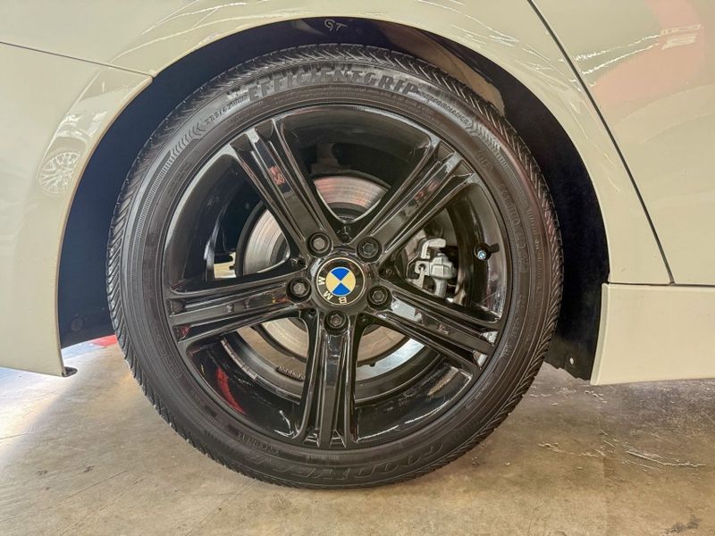 BMW 320i 2.0 SPORT GP 16V TURBO GASOLINA 4P AUTOMÁTICO 2013/2014 CASTELLAN E TOMAZONI MOTORS CAXIAS DO SUL / Carros no Vale