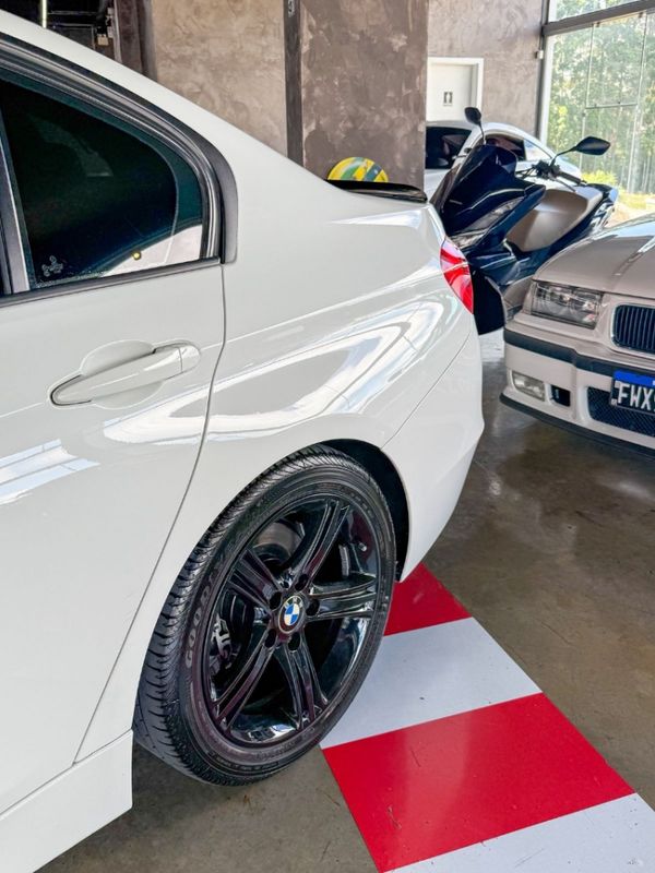 BMW 320i 2.0 SPORT GP 16V TURBO GASOLINA 4P AUTOMÁTICO 2013/2014 CASTELLAN E TOMAZONI MOTORS CAXIAS DO SUL / Carros no Vale