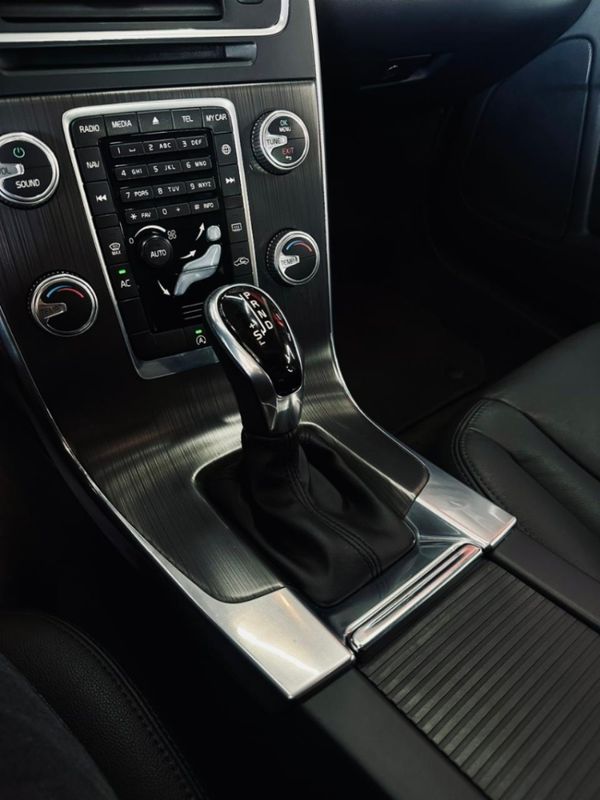 Volvo V60 2.0 T5 MOMENTUM TURBO GASOLINA 4P AUTOMÁTICO 2016/2016 CASTELLAN E TOMAZONI MOTORS CAXIAS DO SUL / Carros no Vale