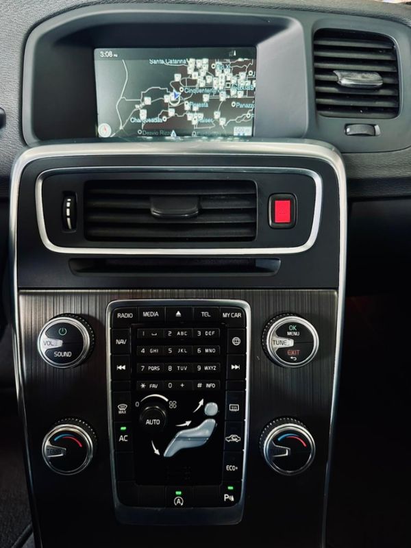 Volvo V60 2.0 T5 MOMENTUM TURBO GASOLINA 4P AUTOMÁTICO 2016/2016 CASTELLAN E TOMAZONI MOTORS CAXIAS DO SUL / Carros no Vale