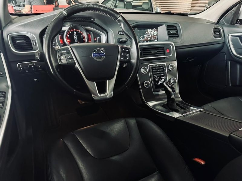 Volvo V60 2.0 T5 MOMENTUM TURBO GASOLINA 4P AUTOMÁTICO 2016/2016 CASTELLAN E TOMAZONI MOTORS CAXIAS DO SUL / Carros no Vale Volvo V60 2.0 T5 MOMENTUM TURBO GASOLINA 4P AUTOMÁTICO 2016/2016 CASTELLAN E TOMAZONI MOTORS CAXIAS DO SUL / Carros no Vale