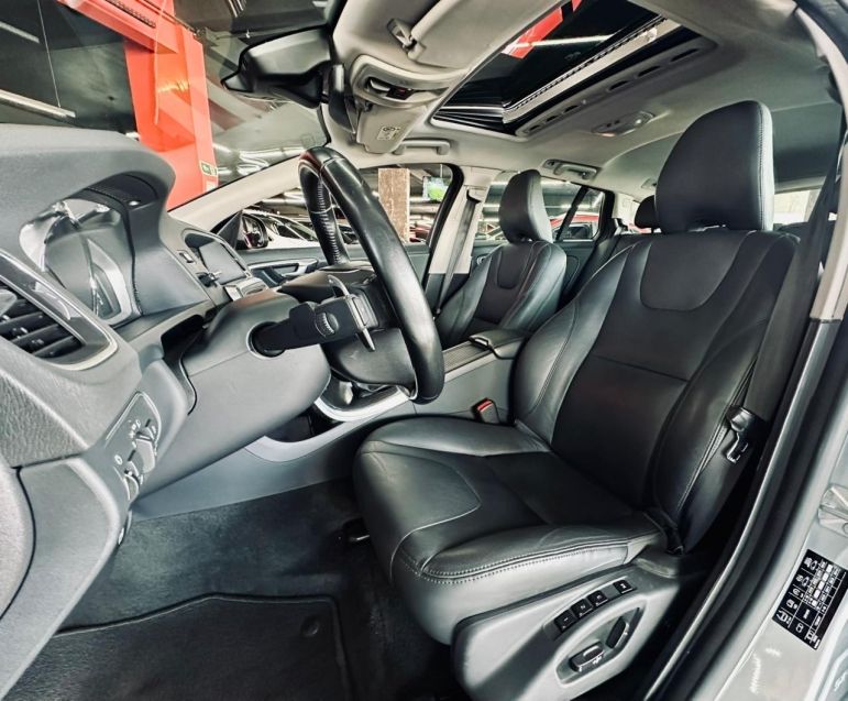 Volvo V60 2.0 T5 MOMENTUM TURBO GASOLINA 4P AUTOMÁTICO 2016/2016 CASTELLAN E TOMAZONI MOTORS CAXIAS DO SUL / Carros no Vale