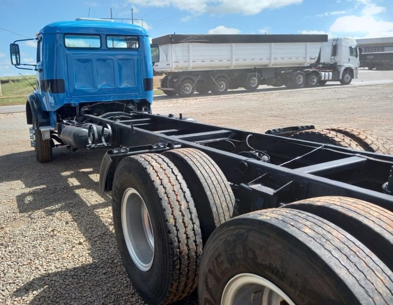 Mercedes-Benz 1518 L-1518 3-Eixos 2p Chassi 1989/1989 CAMINHÕES & CAMIONETAS PASSO FUNDO / Carros no Vale