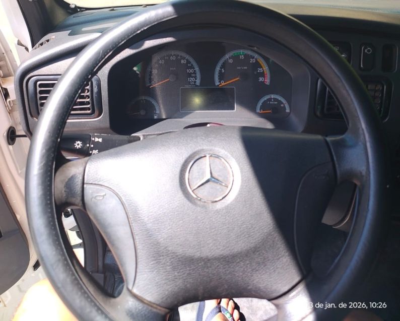 Mercedes-Benz Accelo 1016 2p Baú 2013/2013 CAMINHÕES & CAMIONETAS PASSO FUNDO / Carros no Vale