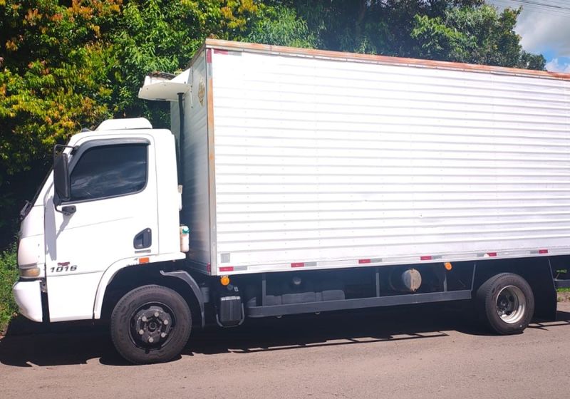 Mercedes-Benz Accelo 1016 2p Baú 2013/2013 CAMINHÕES & CAMIONETAS PASSO FUNDO / Carros no Vale