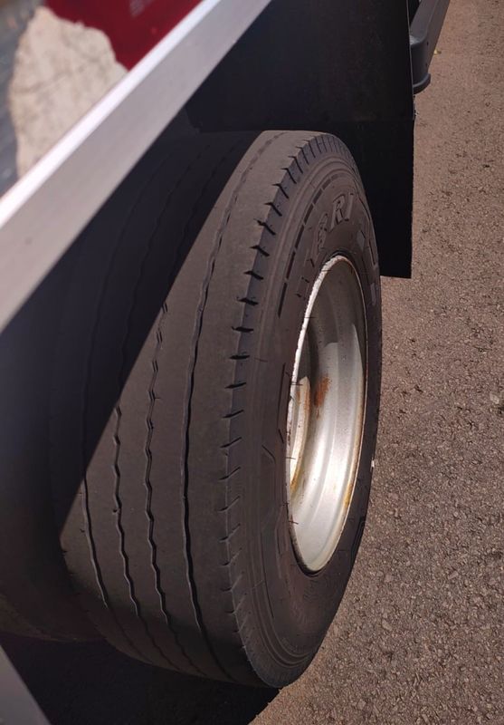 Mercedes-Benz Accelo 1016 2p Baú 2013/2013 CAMINHÕES & CAMIONETAS PASSO FUNDO / Carros no Vale