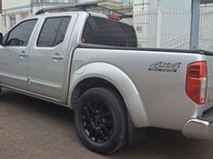 Nissan FRONTIER 2.5 SL 4X4 CD TURBO ELETRONIC DIESEL 4P AUTOMÁTICO 2013/2014 CAMINHÕES & CAMIONETAS PASSO FUNDO / Carros no Vale